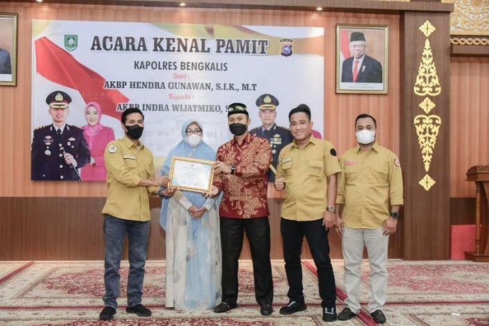 PWI Berikan Piagam Penghargaan ke Eks Kapolres Bengkalis